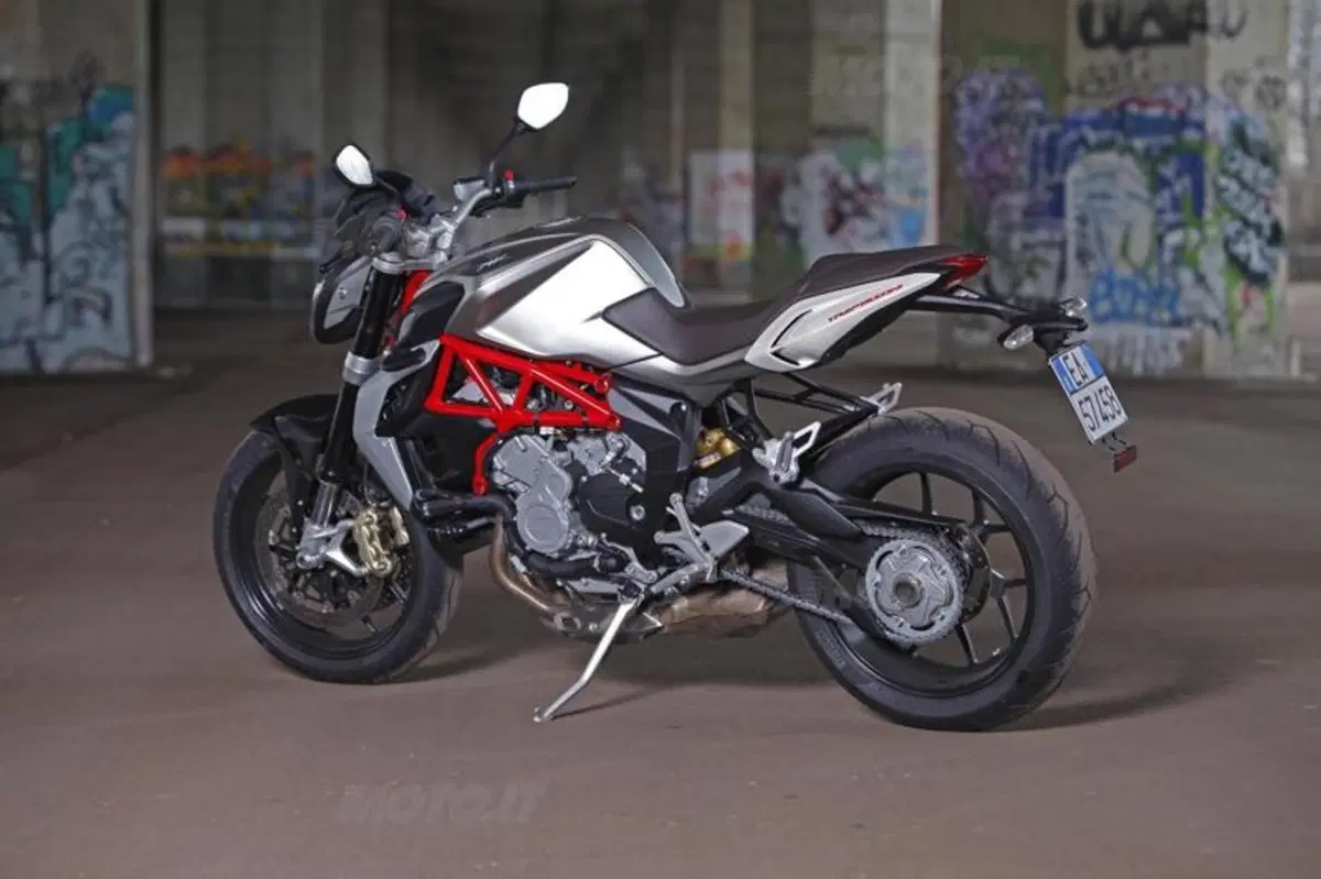 Mv Agusta Brutale 800 vs Yamaha MT-09 (30)