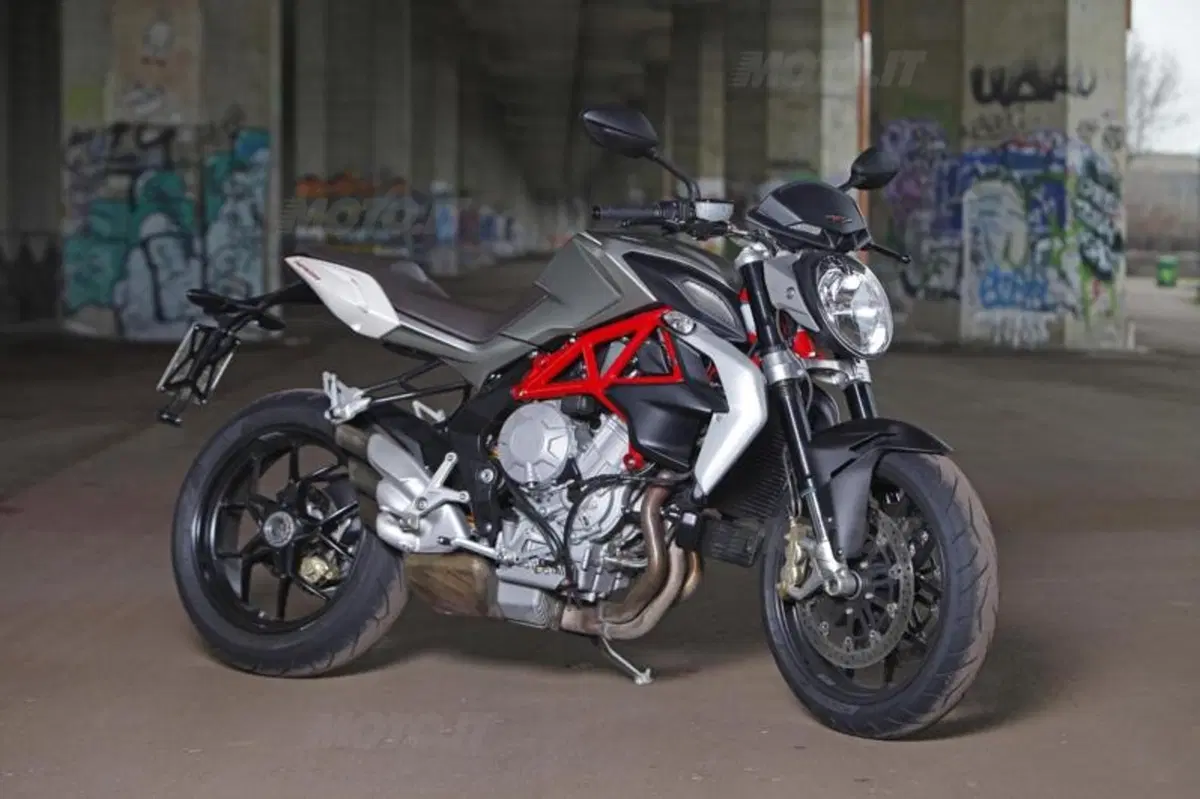 Mv Agusta Brutale 800 vs Yamaha MT-09 (31)