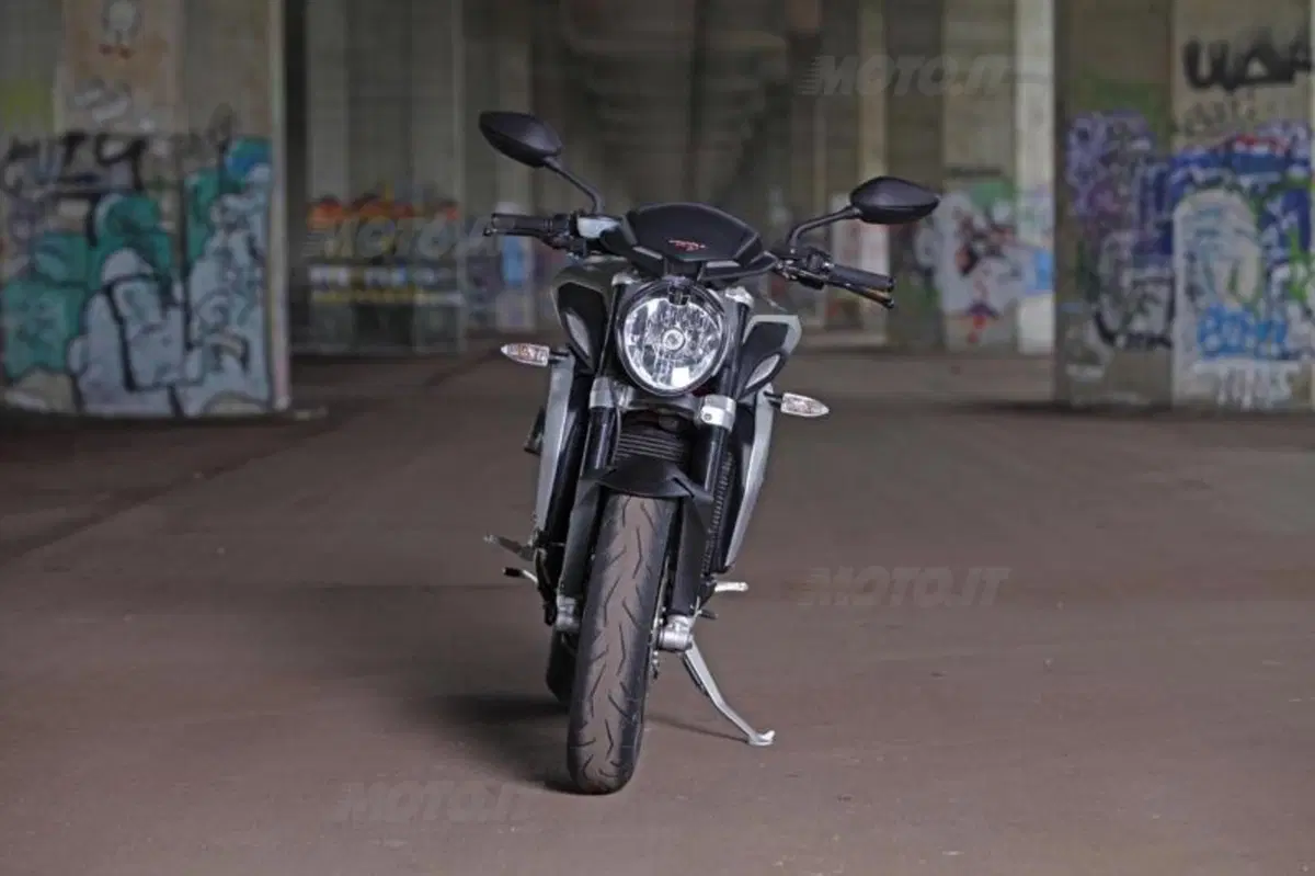 Mv Agusta Brutale 800 vs Yamaha MT-09 (32)