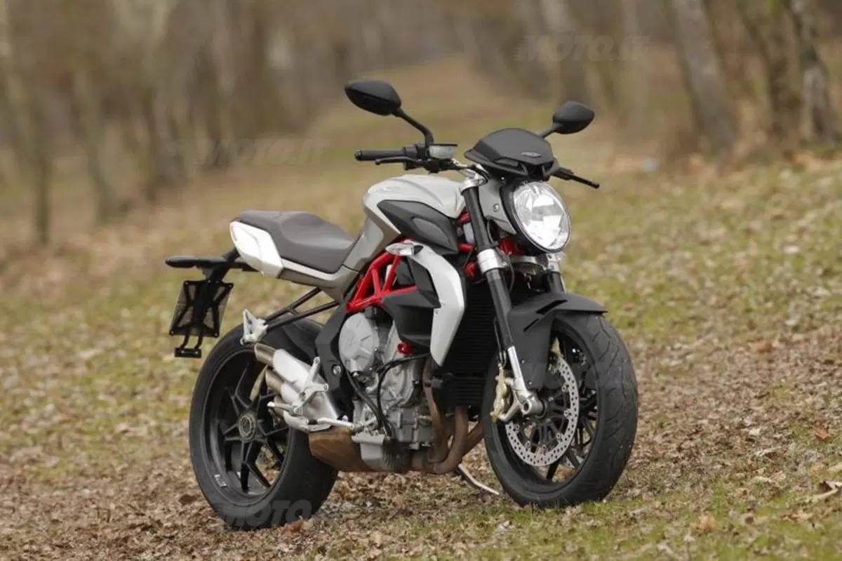 Mv Agusta Brutale 800 vs Yamaha MT-09 (34)