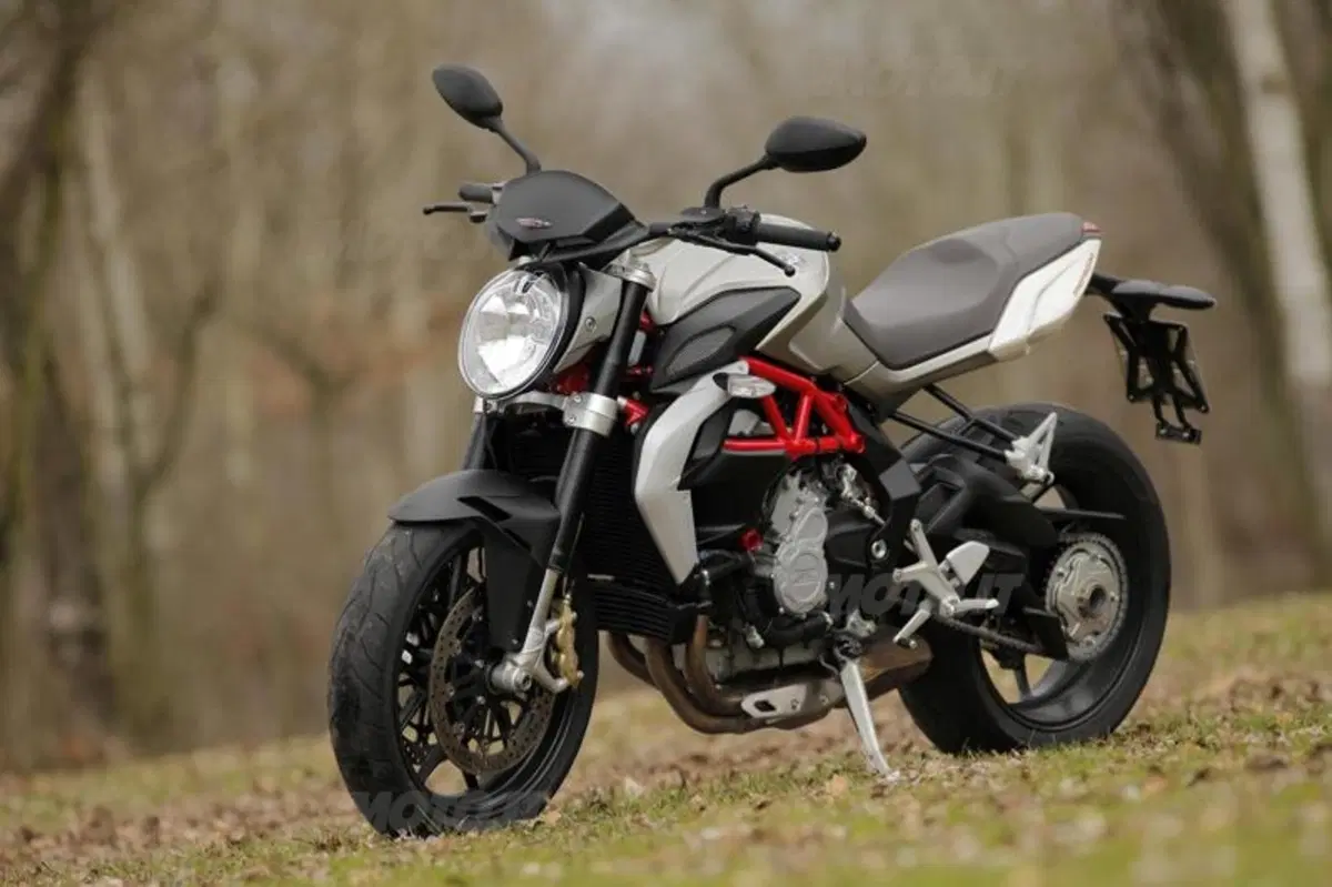 Mv Agusta Brutale 800 vs Yamaha MT-09 (35)