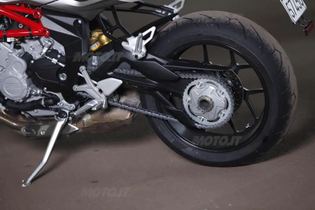 Mv Agusta Brutale 800 vs Yamaha MT-09 (36)