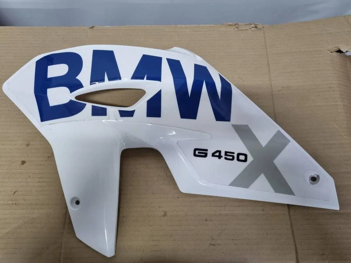 Tavola laterale sinistra con etichetta BMW