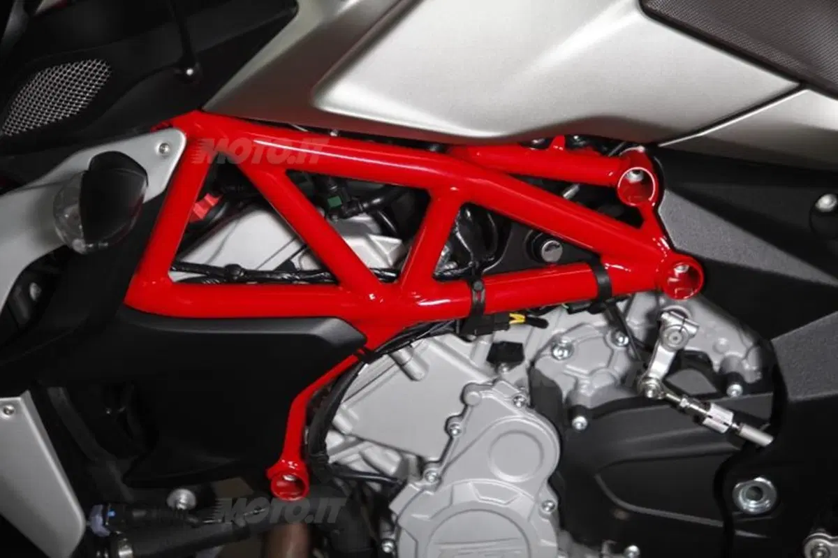 Mv Agusta Brutale 800 vs Yamaha MT-09 (37)