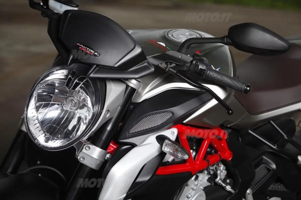 Mv Agusta Brutale 800 vs Yamaha MT-09 (39)