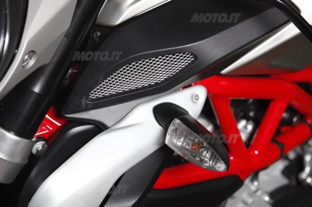 Mv Agusta Brutale 800 vs Yamaha MT-09 (40)