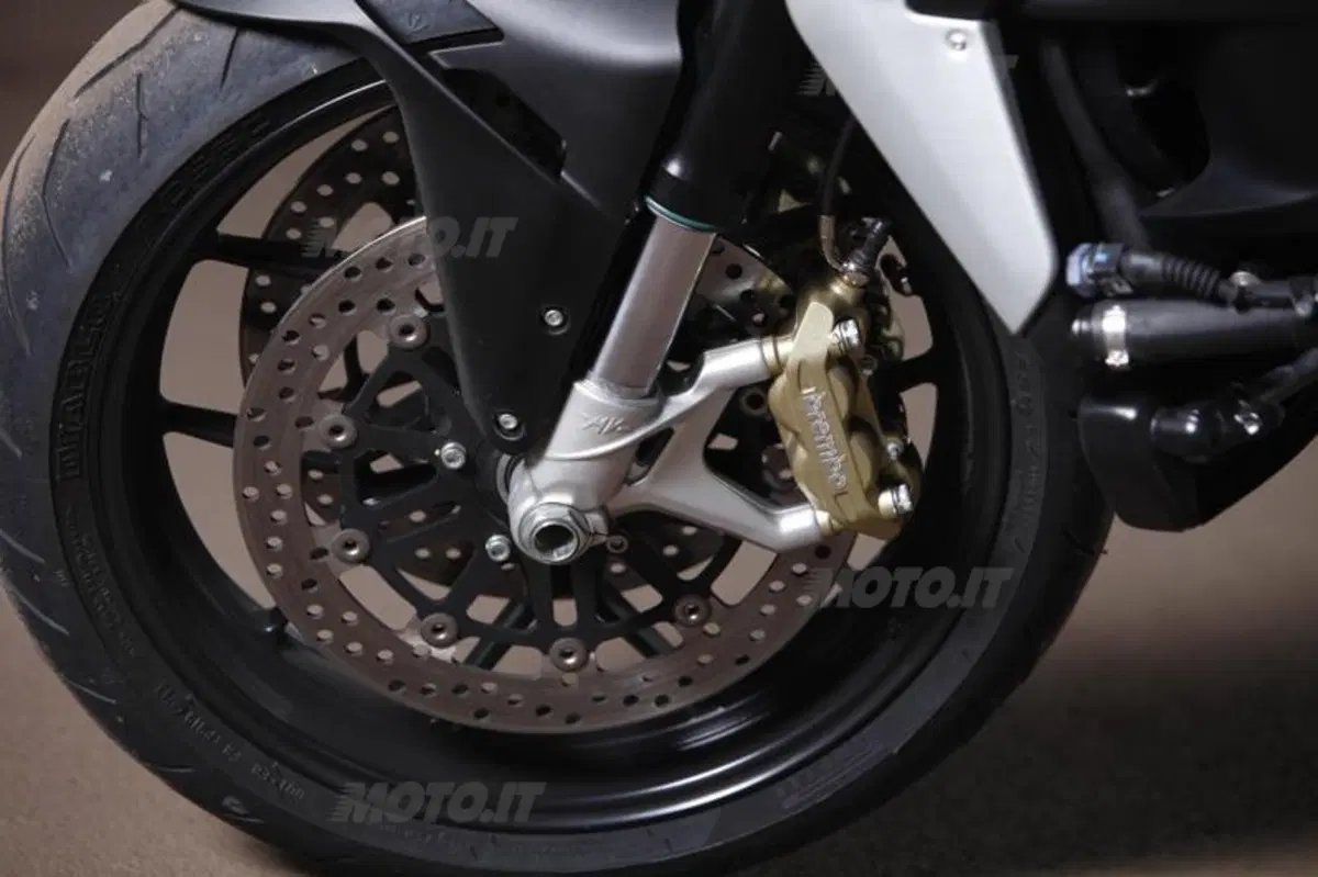 Mv Agusta Brutale 800 vs Yamaha MT-09 (41)
