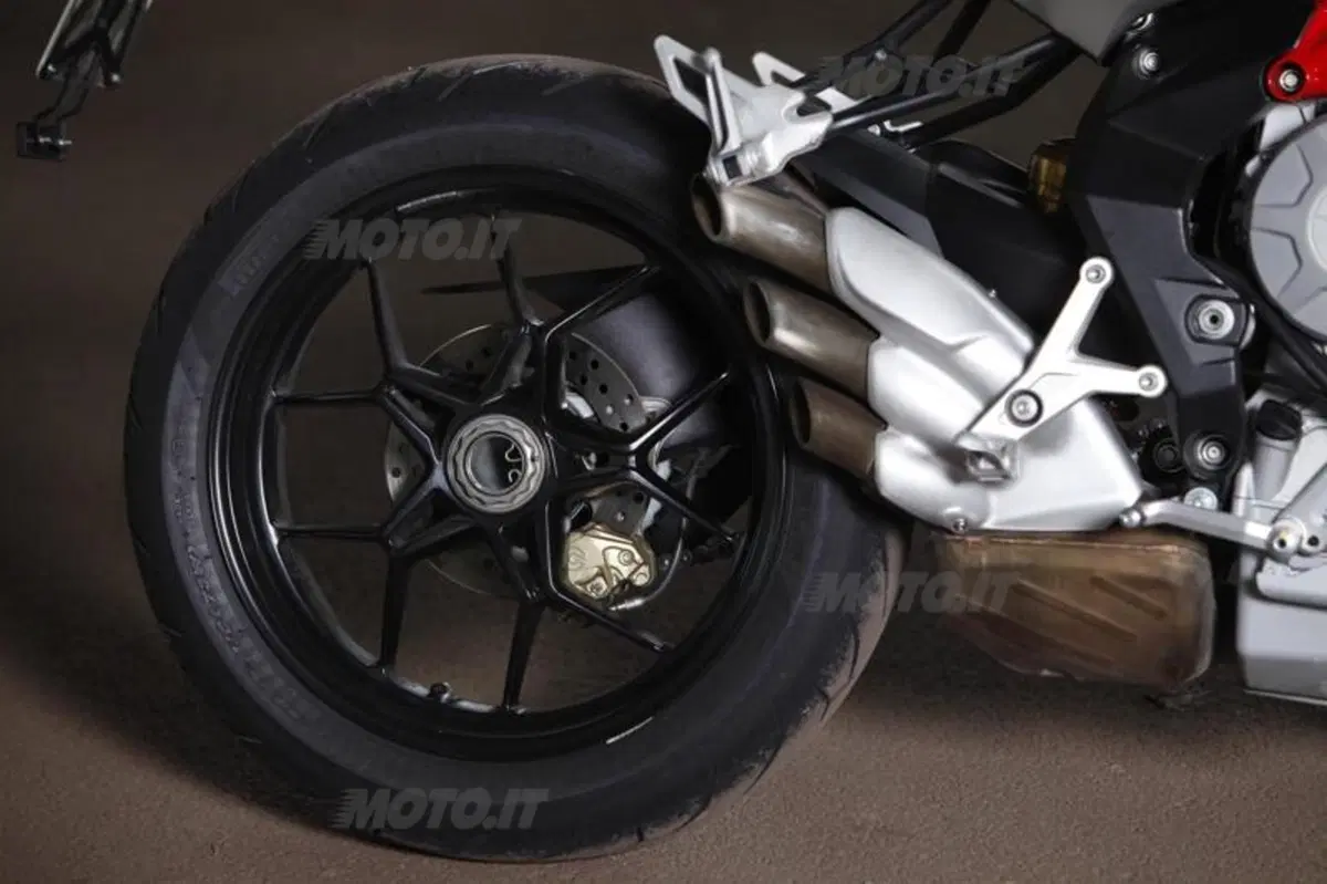 Mv Agusta Brutale 800 vs Yamaha MT-09 (43)
