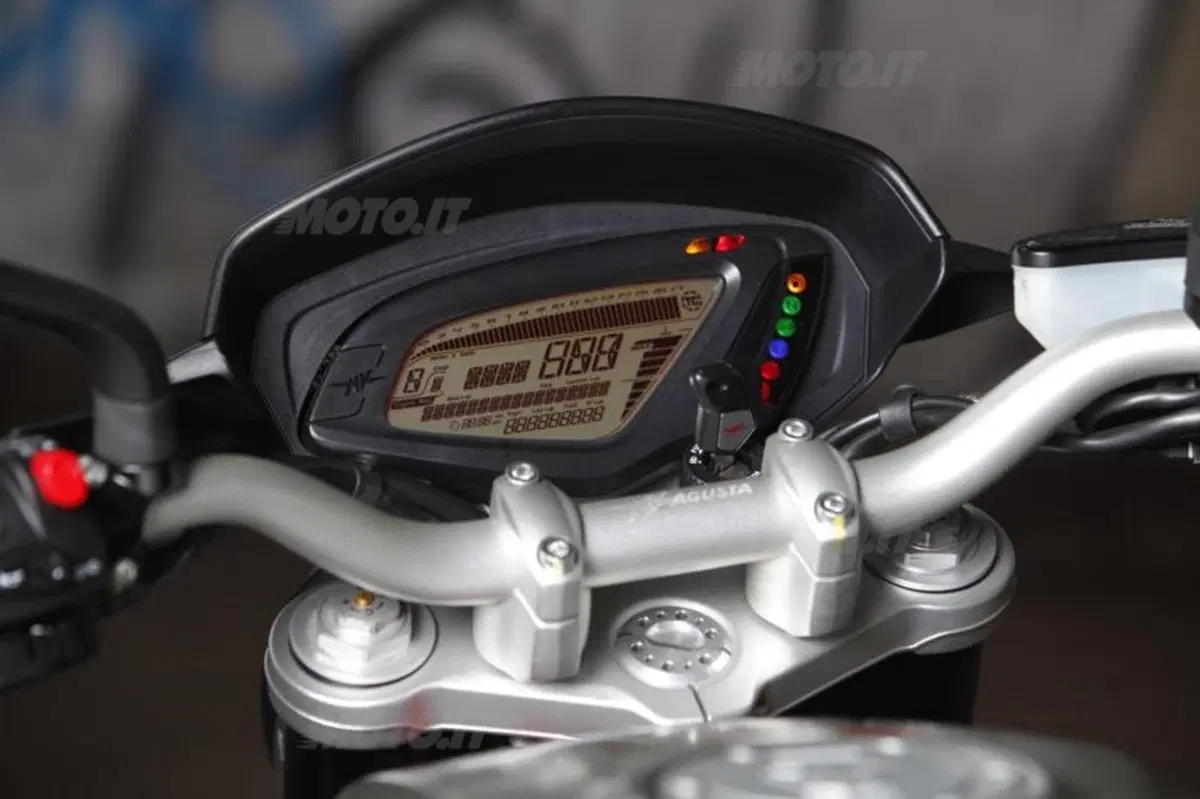 Mv Agusta Brutale 800 vs Yamaha MT-09 (46)