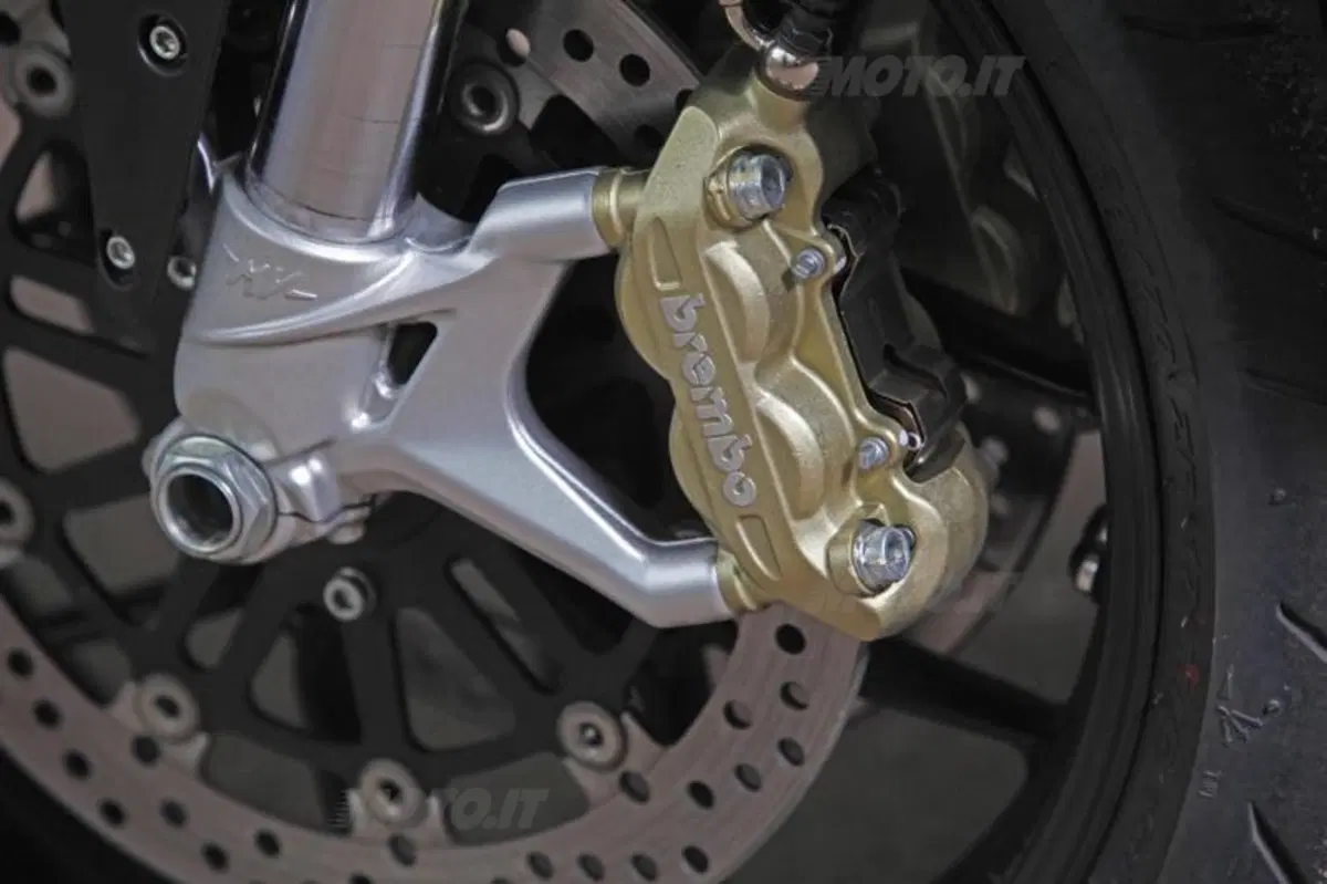 Mv Agusta Brutale 800 vs Yamaha MT-09 (48)