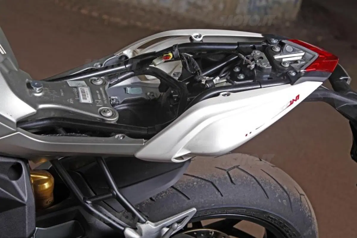Mv Agusta Brutale 800 vs Yamaha MT-09 (50)