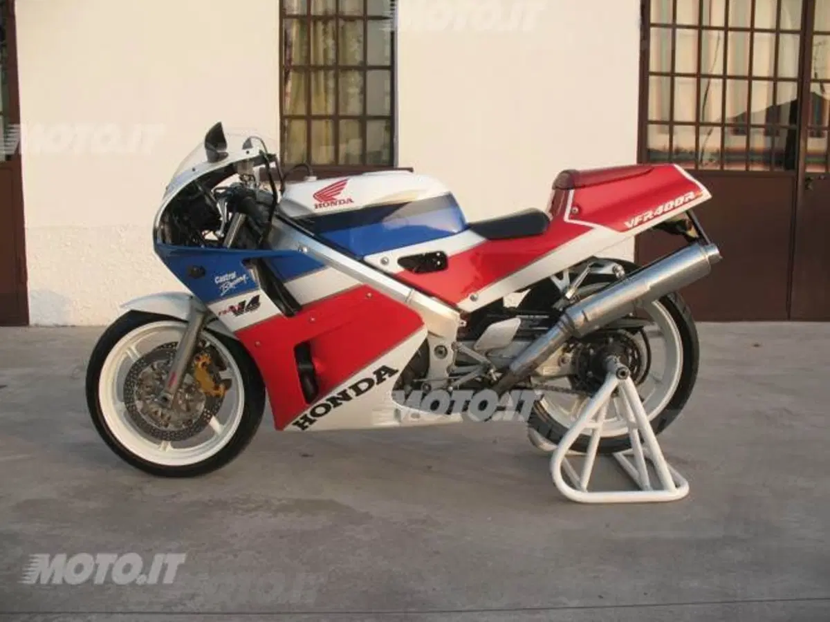 Le Belle e Possibili di Moto.it: Honda VFR400R NC30 (3)