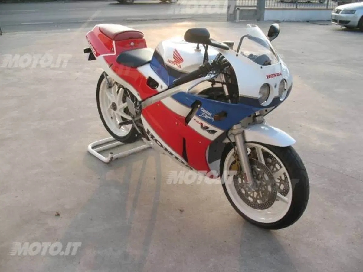 Le Belle e Possibili di Moto.it: Honda VFR400R NC30 (6)