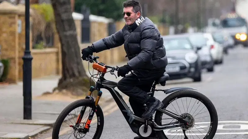 Incidente in bici per Simon Cowell: "Fortunato a essere vivo"