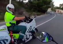 Sorpassa con la linea continua, ma non si accorge dei poliziotti in moto: multa sicura! [VIDEO]