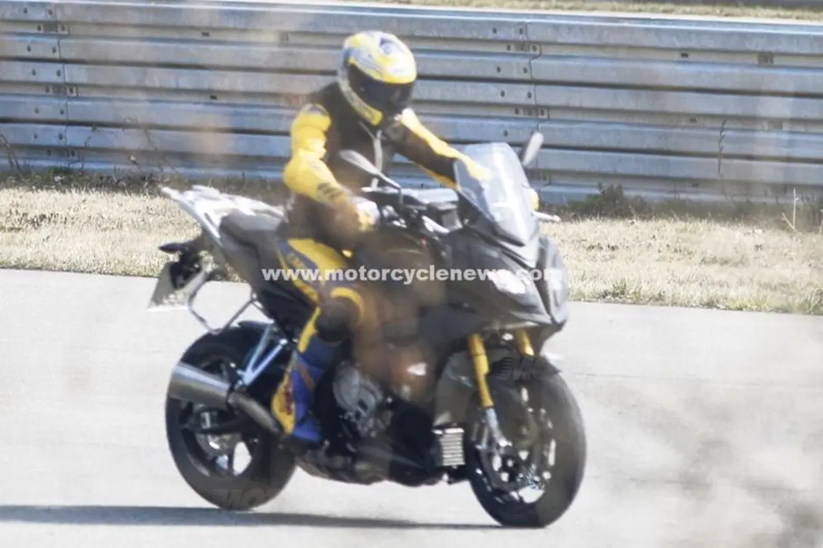 BMW S 1000X, prima immagine della Crossover tedesca (5)