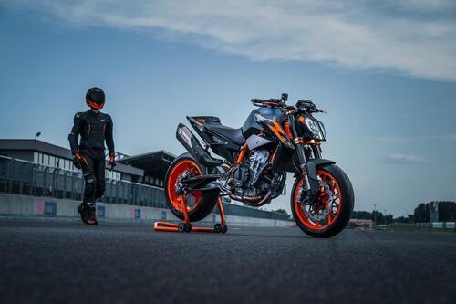 KTM 890 Duke R 2022: Arriva la colorazione Atlantic Blue (2)