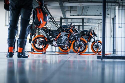 KTM 890 Duke R 2022: Arriva la colorazione Atlantic Blue (3)