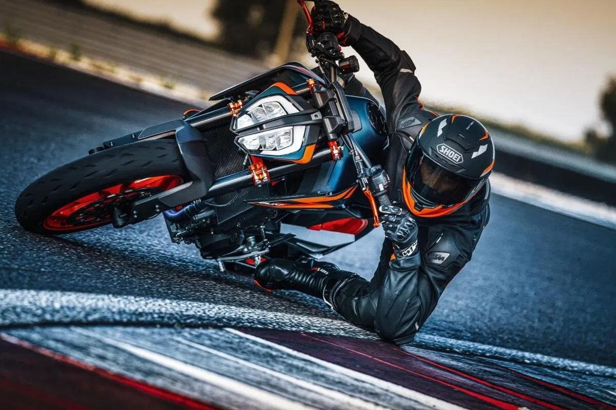 KTM 890 Duke R 2022: Arriva la colorazione Atlantic Blue (12)
