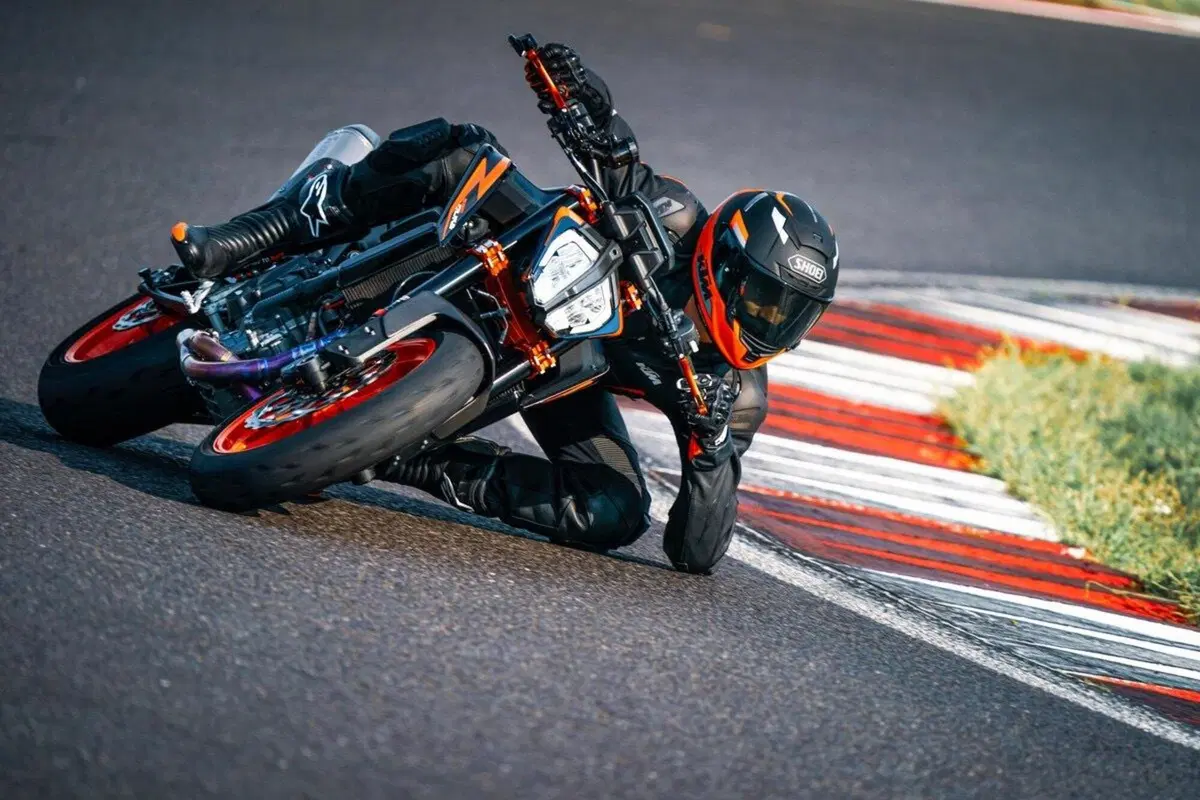 KTM 890 Duke R 2022: Arriva la colorazione Atlantic Blue (11)