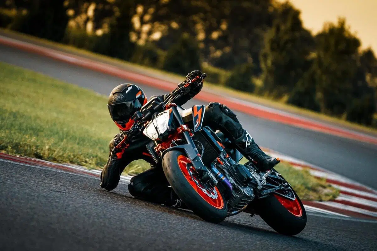 KTM 890 Duke R 2022: Arriva la colorazione Atlantic Blue (10)