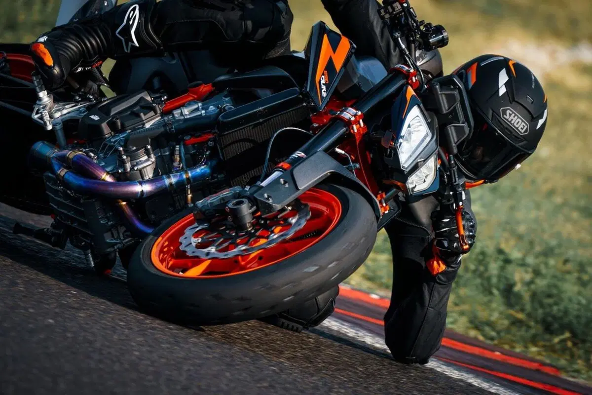 KTM 890 Duke R 2022: Arriva la colorazione Atlantic Blue (13)