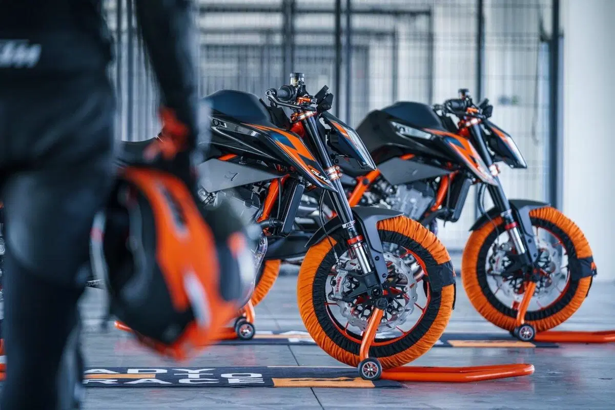 KTM 890 Duke R 2022: Arriva la colorazione Atlantic Blue (15)