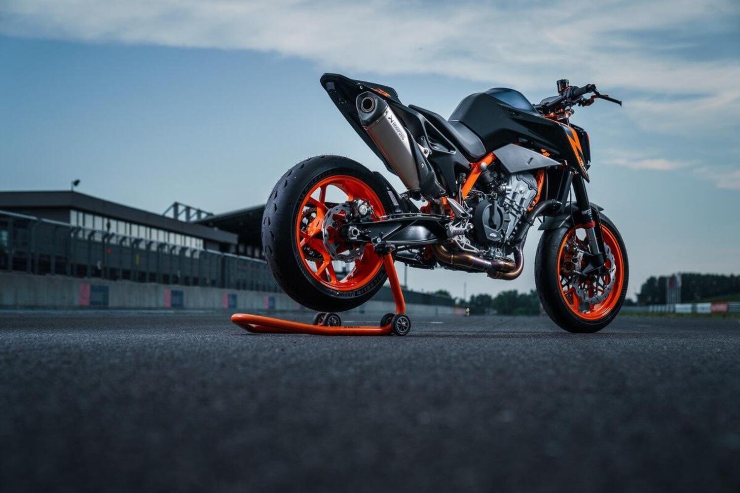 KTM 890 Duke R 2022: Arriva la colorazione Atlantic Blue