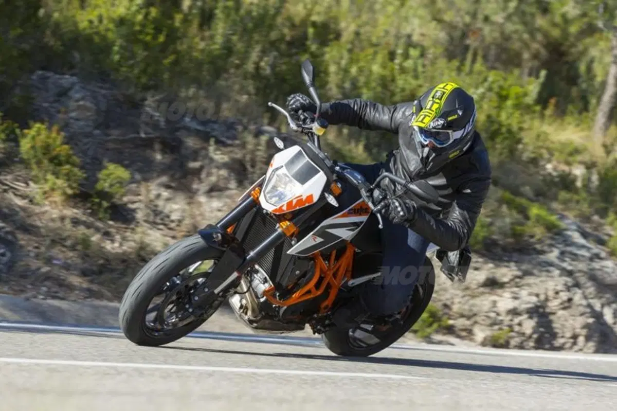 KTM 690 LC4. Duke R, Enduro R e SMC R  (26)