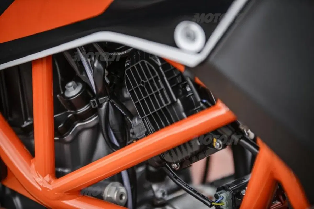 KTM 690 LC4. Duke R, Enduro R e SMC R  (56)