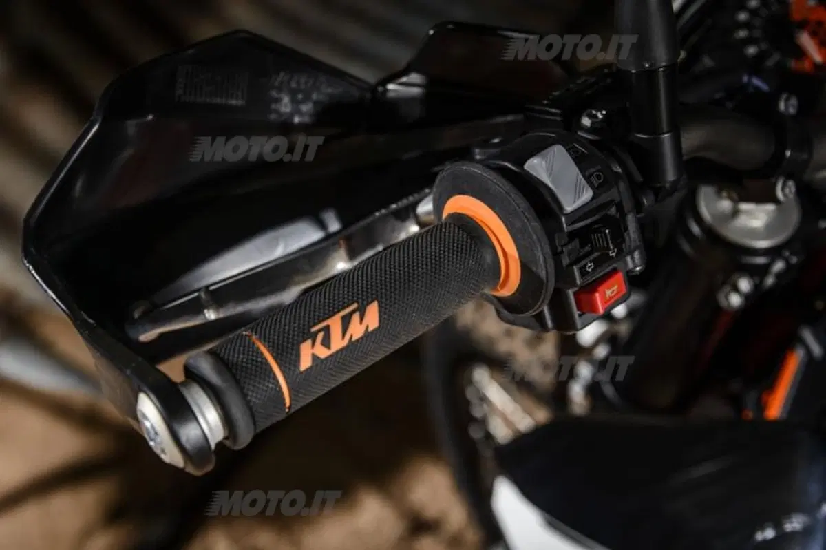 KTM 690 LC4. Duke R, Enduro R e SMC R  (70)