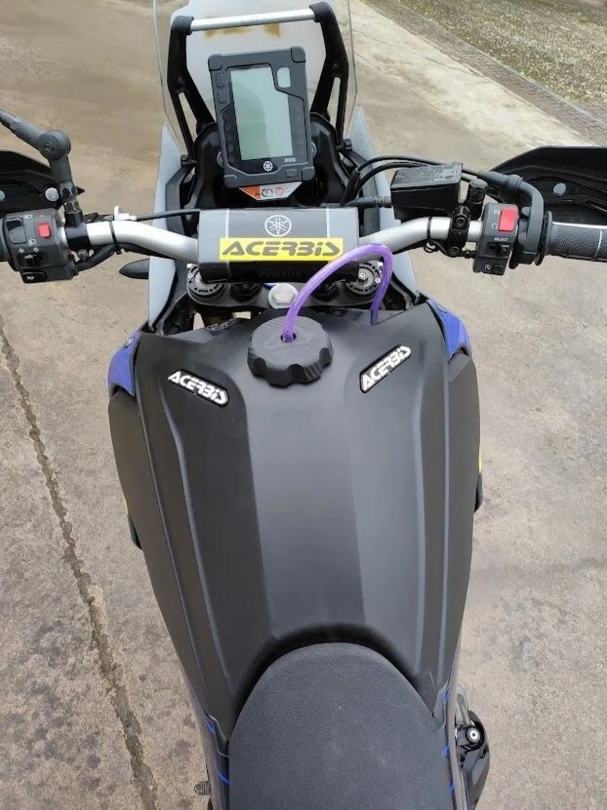 Yamaha Ténéré 700: serbatoio Acerbis 23 litri e scarico SC Project. Montaggio e test (8)