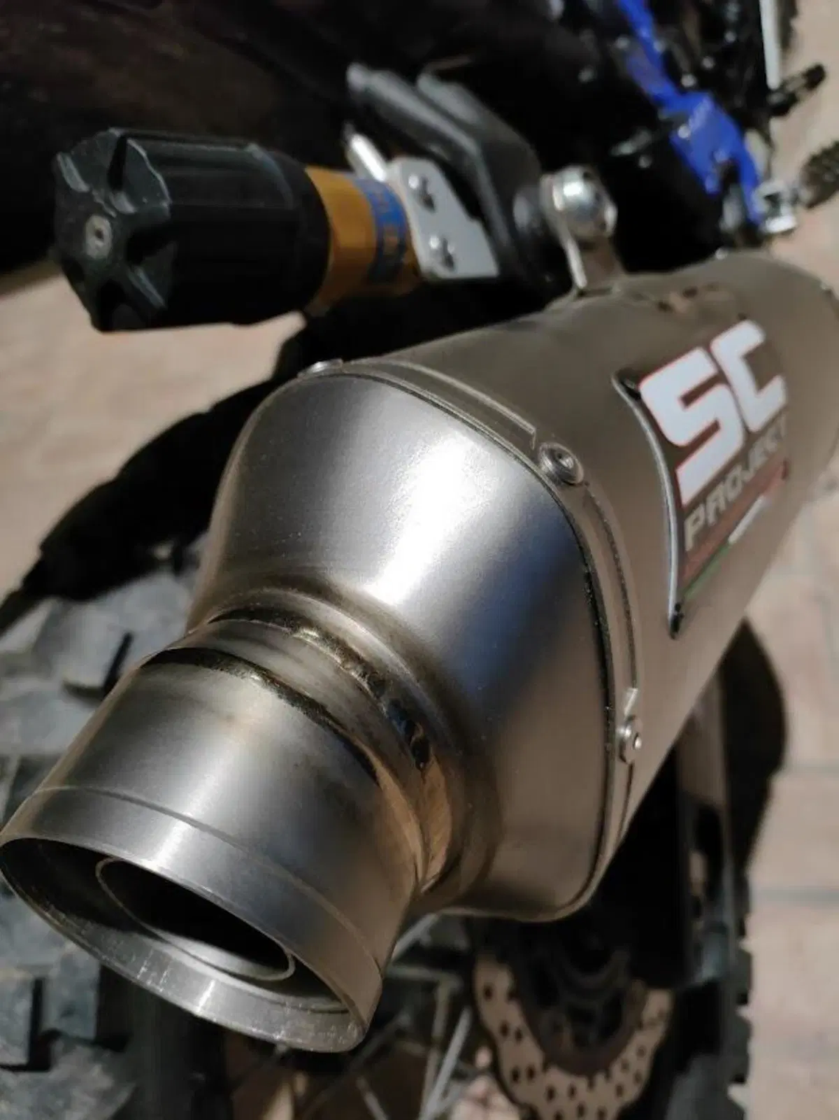 Yamaha Ténéré 700: serbatoio Acerbis 23 litri e scarico SC Project. Montaggio e test (9)