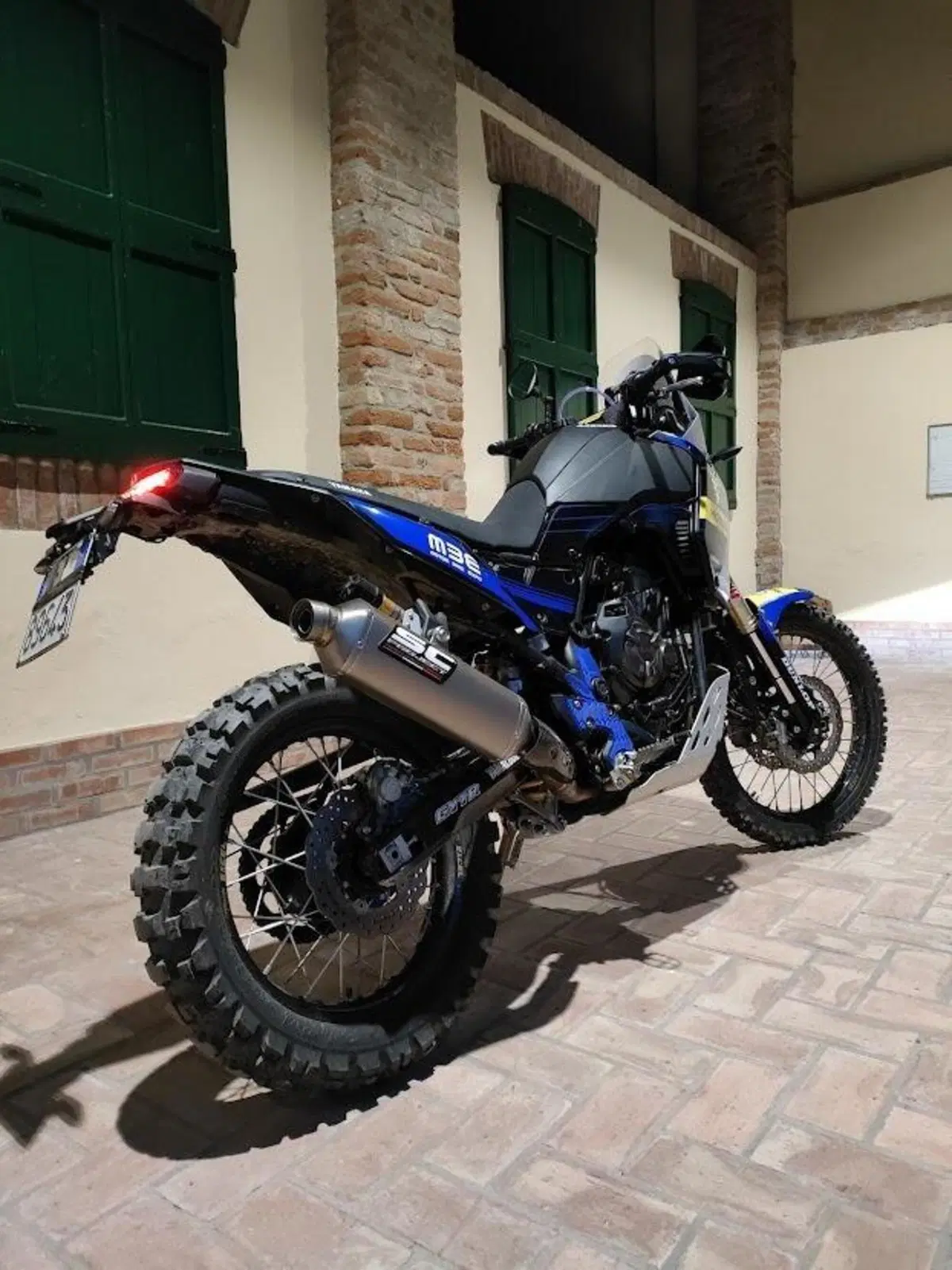 Yamaha Ténéré 700: serbatoio Acerbis 23 litri e scarico SC Project. Montaggio e test (12)