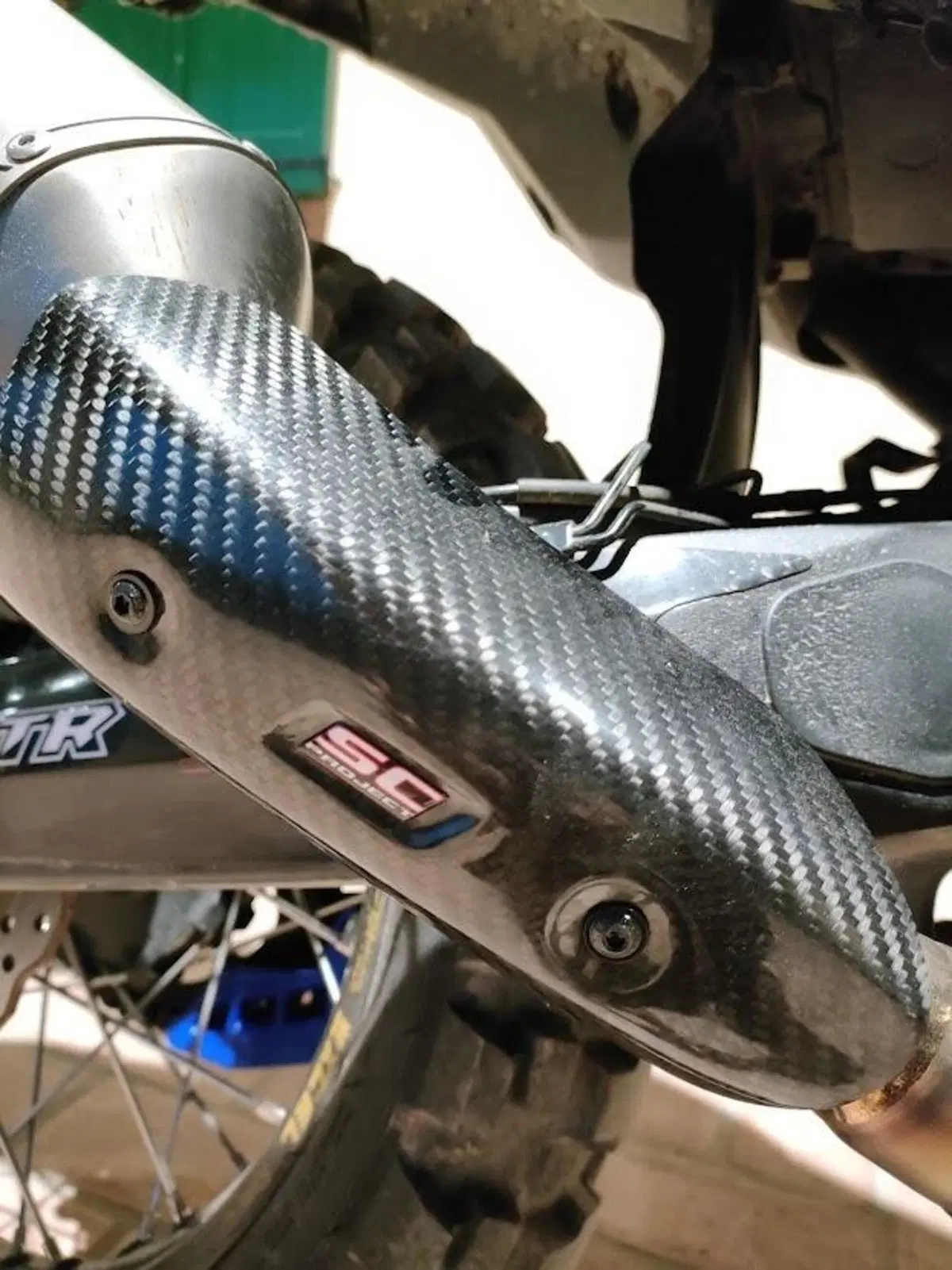 Yamaha Ténéré 700: serbatoio Acerbis 23 litri e scarico SC Project. Montaggio e test (13)