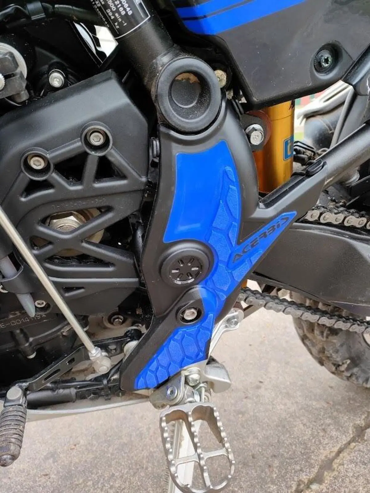 Yamaha Ténéré 700: serbatoio Acerbis 23 litri e scarico SC Project. Montaggio e test (14)