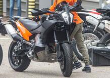 KTM 890 Adventure S: spunta la crossover con avantreno da 17 [Foto Spia]