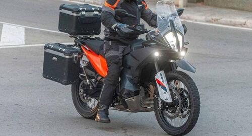 KTM 890 Adventure S: spunta la crossover con avantreno da 17 [Foto Spia] (2)