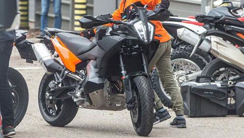 KTM 890 Adventure S: spunta la crossover con avantreno da 17 [Foto Spia] (4)