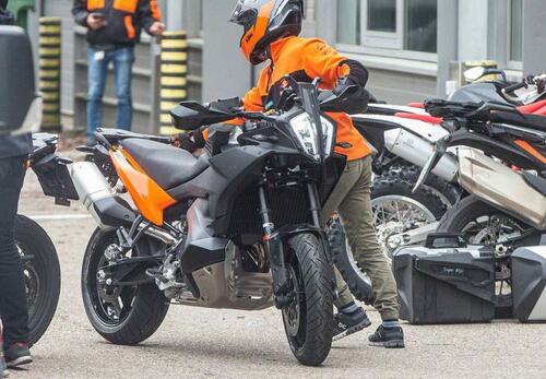 KTM 890 Adventure S: spunta la crossover con avantreno da 17 [Foto Spia]