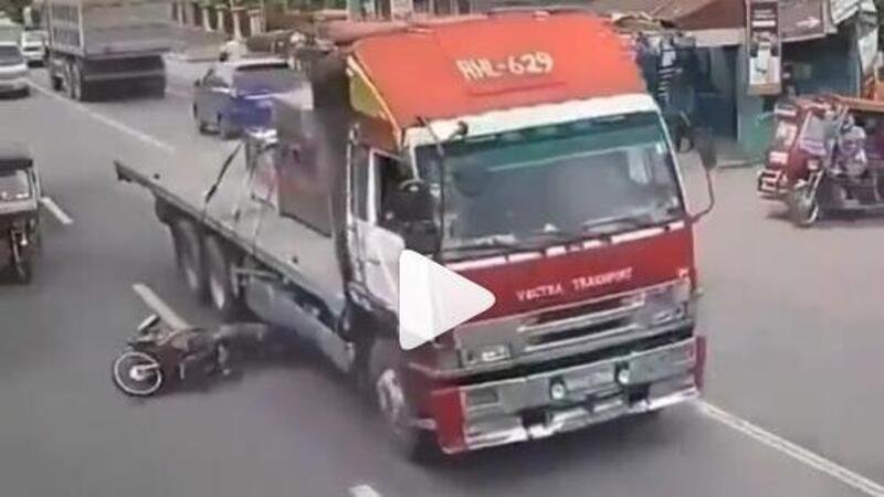 Con lo scooter contro un camion: miracolato &egrave; dire poco! [VIDEO VIRALE]
