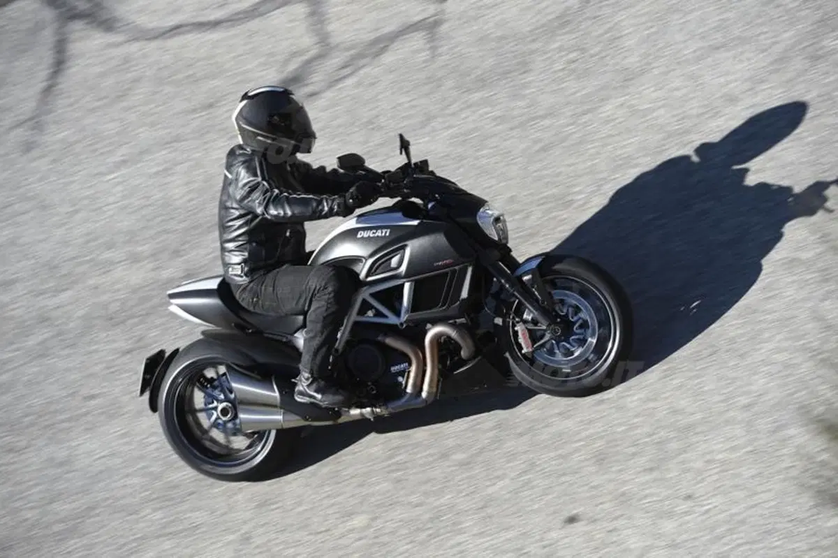 Ducati Diavel Carbon (2)