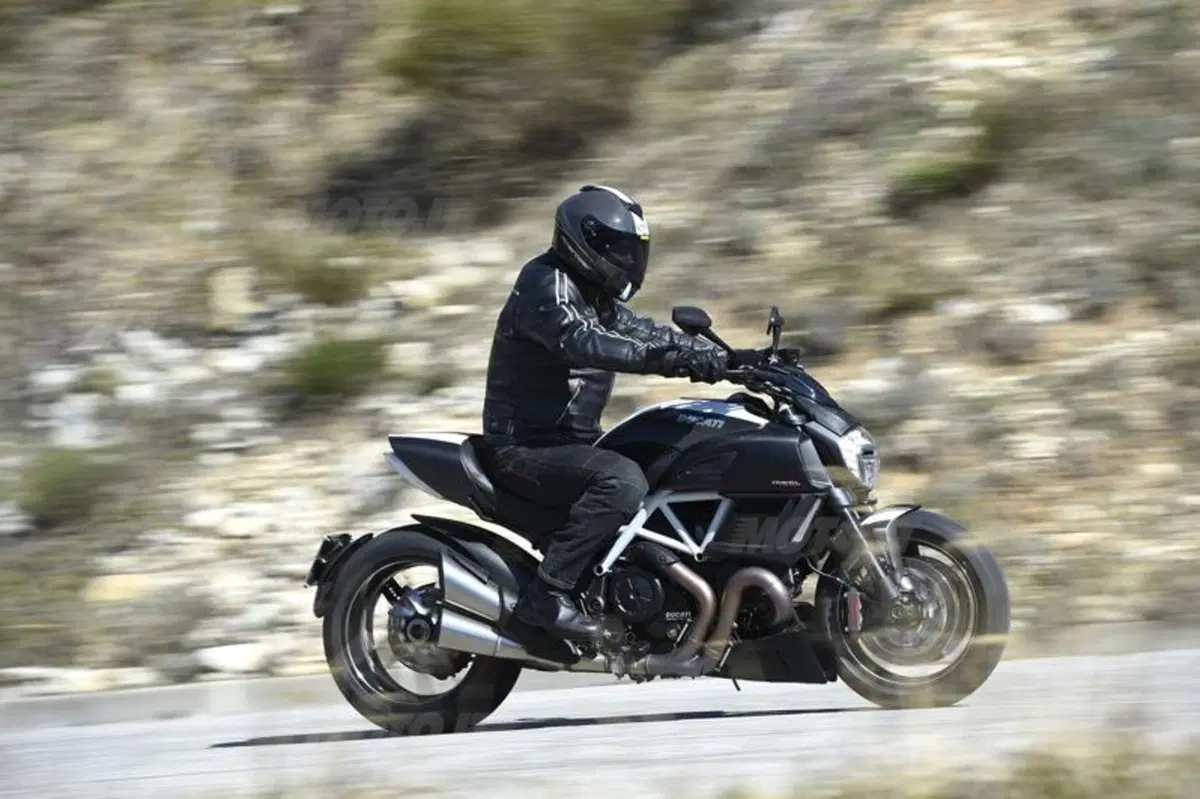 Ducati Diavel Carbon (3)