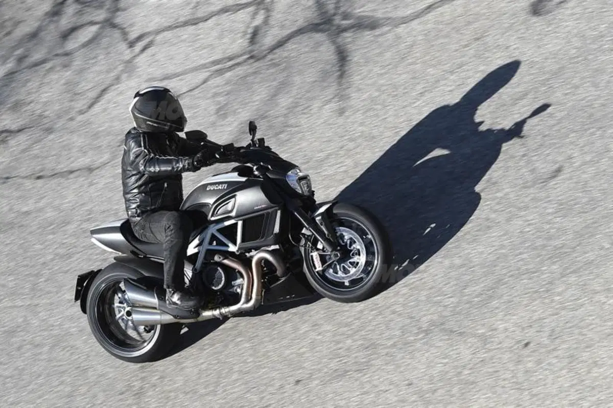 Ducati Diavel Carbon (4)