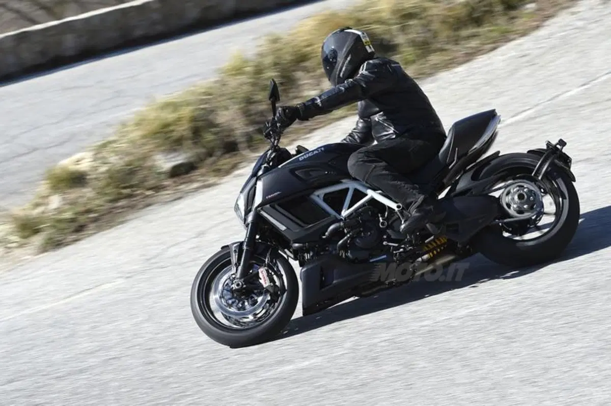 Ducati Diavel Carbon (5)