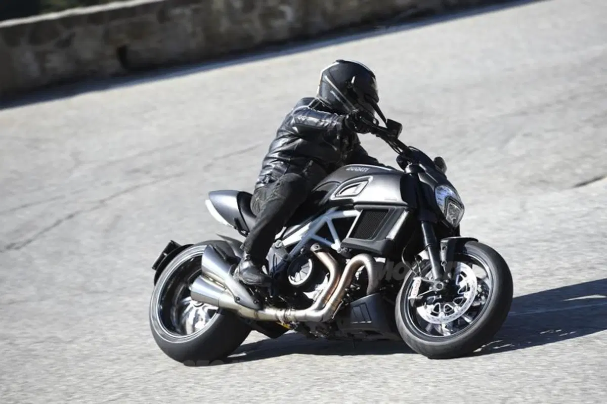 Ducati Diavel Carbon (6)