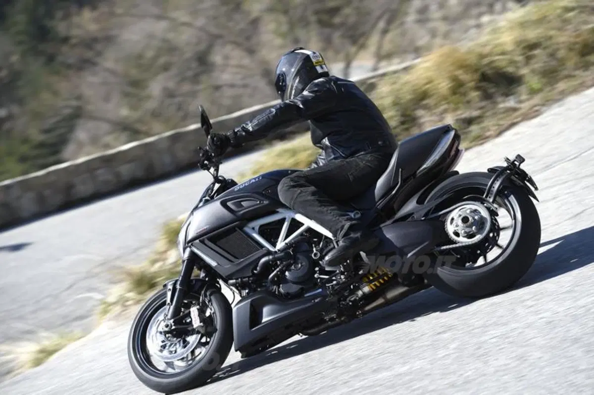 Ducati Diavel Carbon (7)