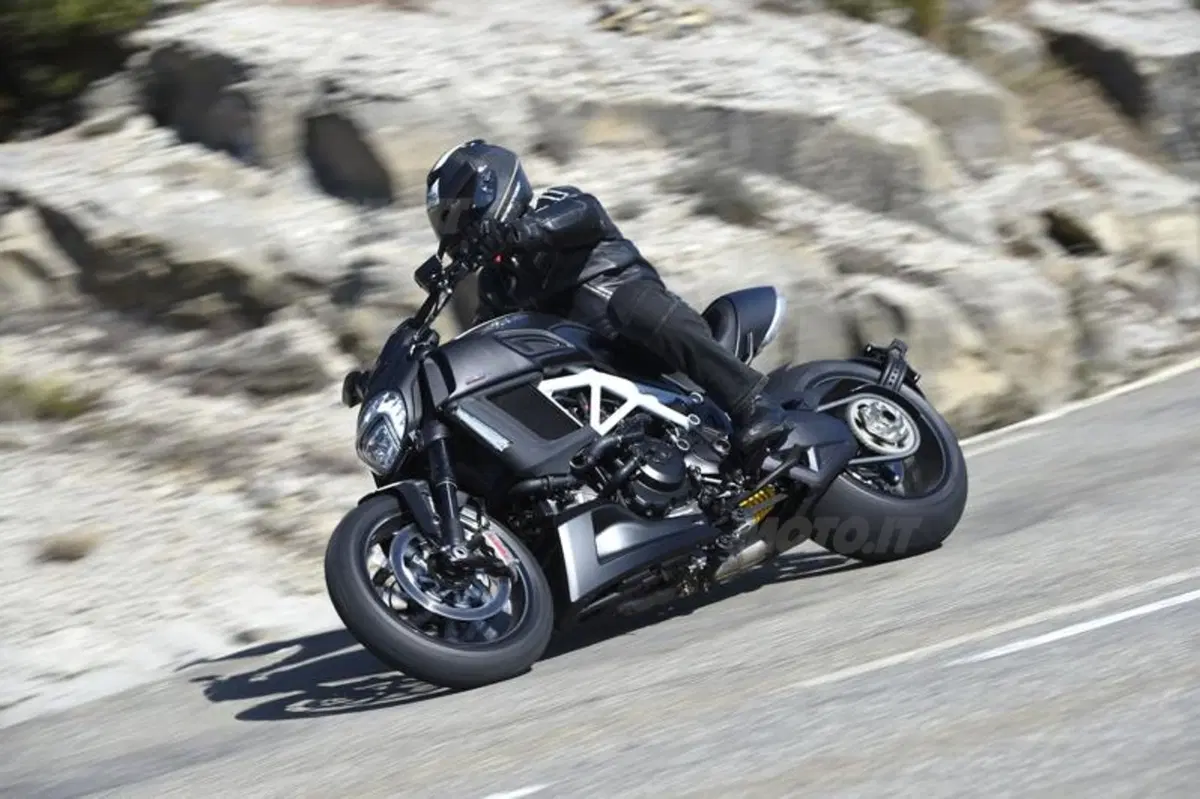 Ducati Diavel Carbon (8)