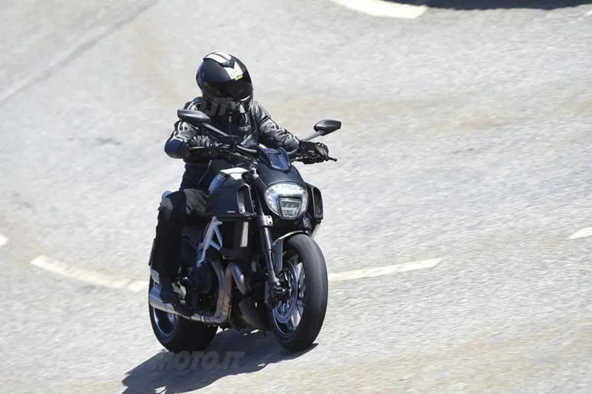 Ducati Diavel Carbon (10)