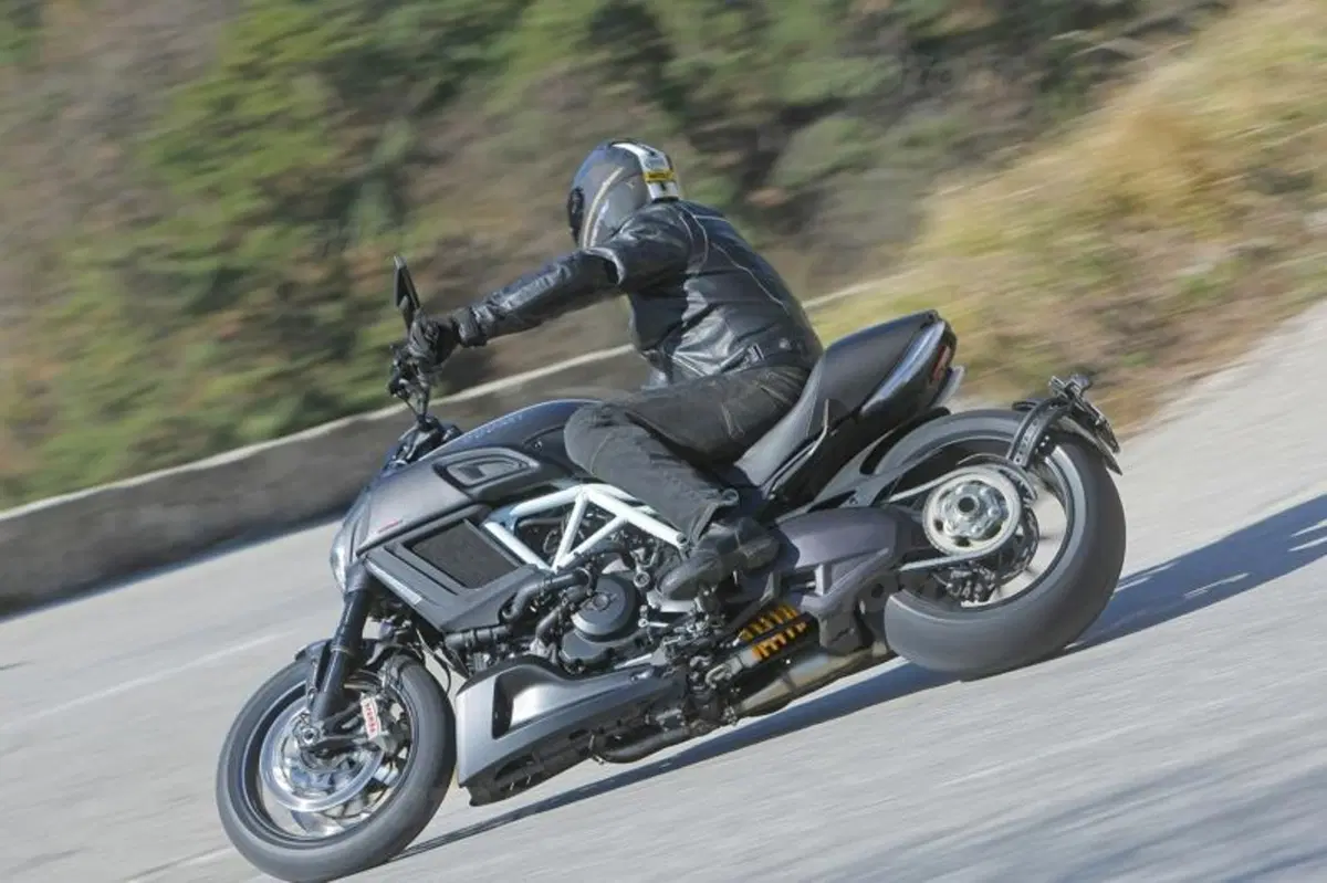 Ducati Diavel Carbon (12)